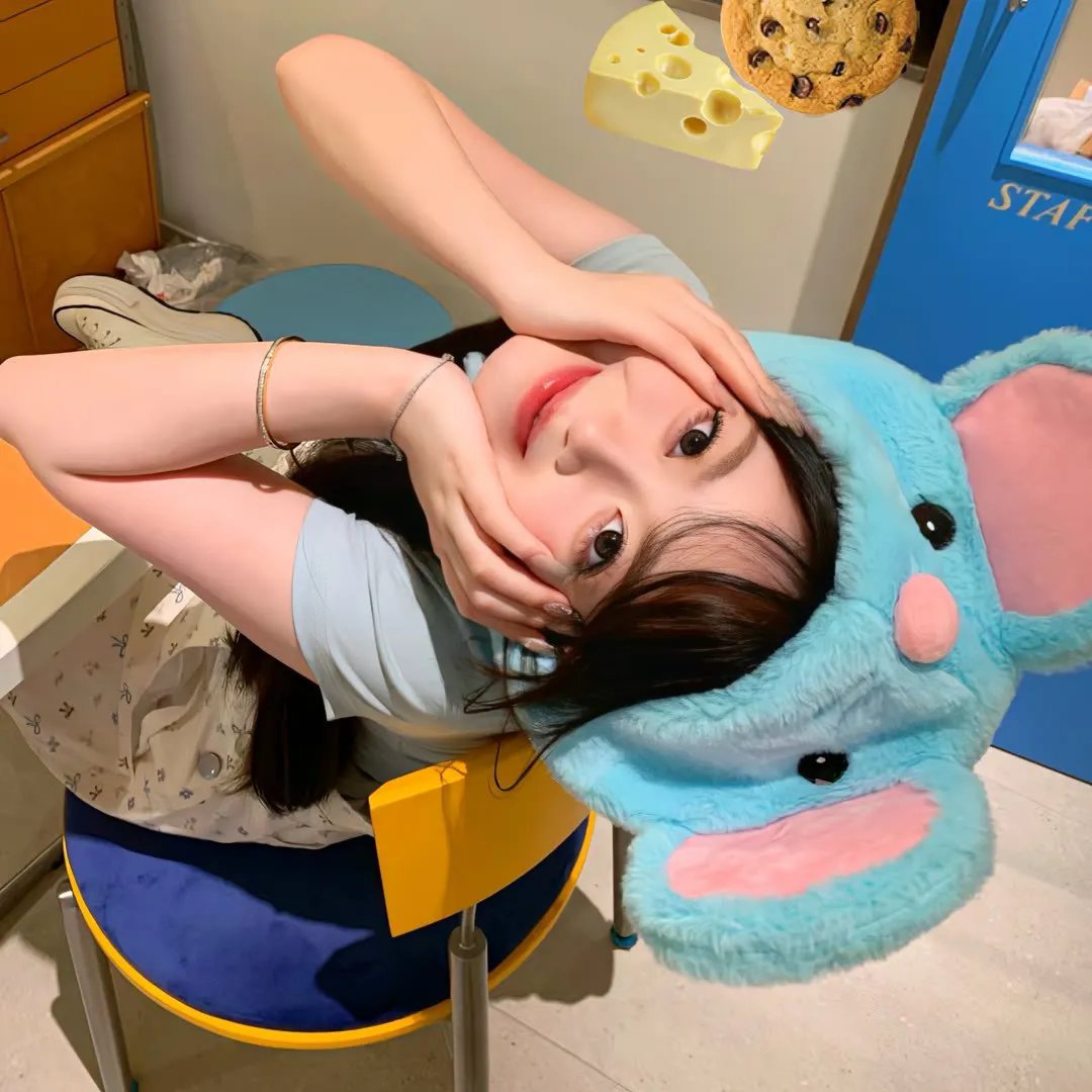 戴流苏耳环的少女